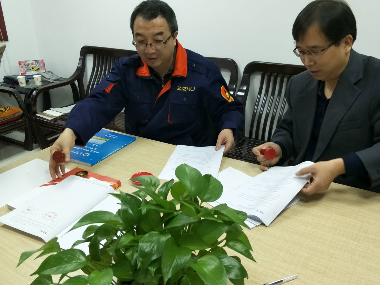 我公司与西京学院签订产学研实训基地的协议